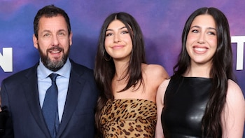 Sandler con sus dos hijas,