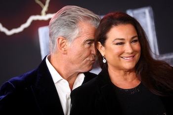 Brosnan y su esposa bromean