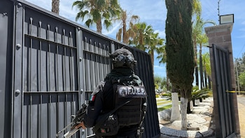 Agentes pretenden realizar un cateo