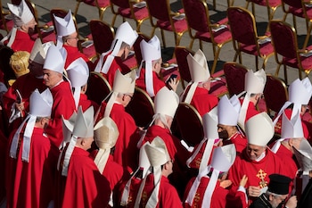 Cardenales toman asiento para asistir