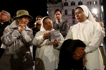 Gente esperando una misa en
