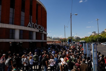 Viajeros fuera de la estación
