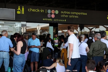 Un grupo de personas espera