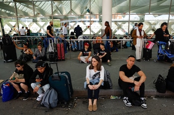 Pasajeros que esperan a las