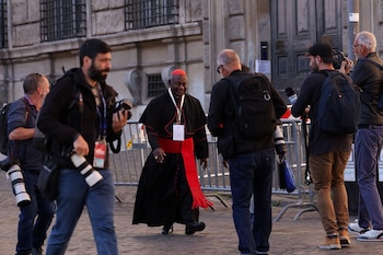 El cardenal, John Ribat, de