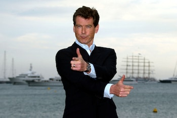 Pierce Brosnan respalda a Aaron