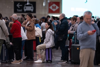 Varias personas esperan en la