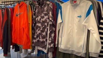 Las tiendas están en el