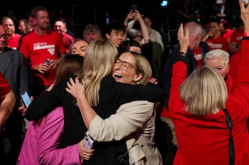 Partidarios de Albanese, se abrazan