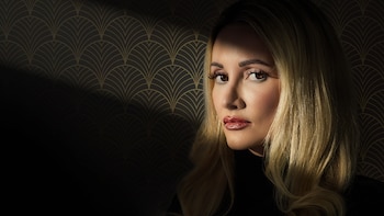 Holly conduce el programa The