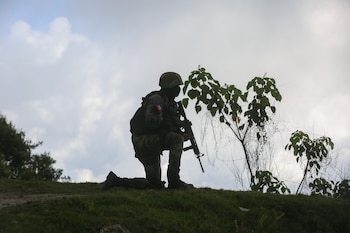 ARCHIVO – Un soldado realiza
