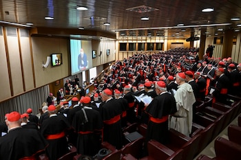 Cardenales reunidos en el Vaticano