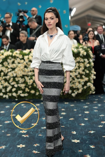 Anne Hathaway combinó una blusa