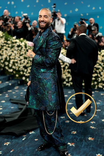 Maluma desfiló con un abrigo