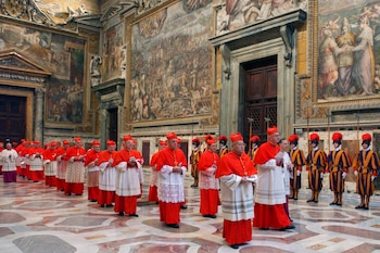 ARCHIVO - Los cardenales caminan