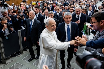 El Papa León XIV estrecha