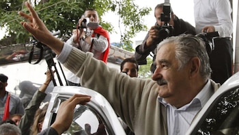 José Mujica saluda después de