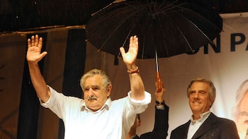 José Mujica saluda a sus