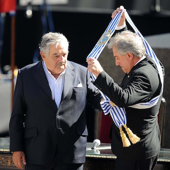 José "Pepe" Mujica (izq.), recibe