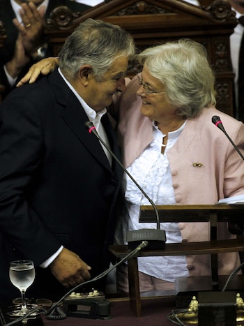 José Mujica (izq.) es recibido