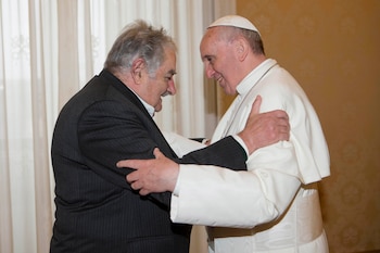 El Papa Francisco (R) saluda