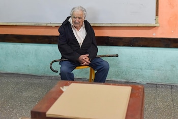 José Mujica se sienta en