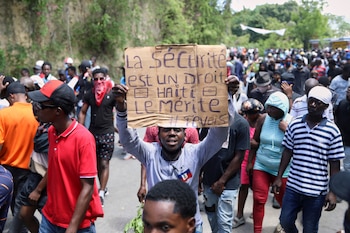 Un manifestante sostiene una pancarta