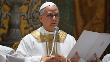El papa León XIV lee