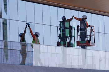 Trabajadores de la construcción instalan