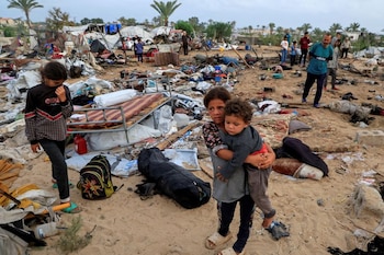 Palestinos inspeccionan los daños en