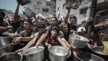 Palestinos desplazados recogen comida preparada