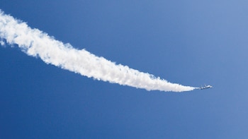 Un avión de combate de
