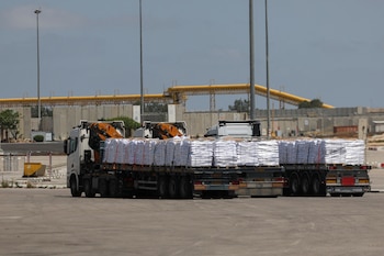 Camiones cargados de ayuda se