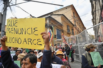 Una persona sostiene un letrero