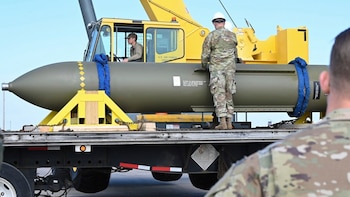 Militares norteamericanos preparan una bomba