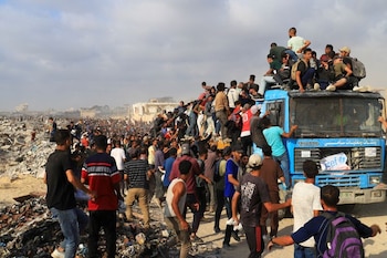 Palestinos suben a un vehículo