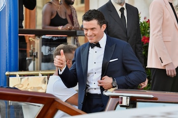 El actor Orlando Bloom saluda