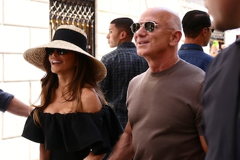 Jeff Bezos y su esposa