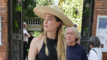 La actriz Amber Heard saliendo