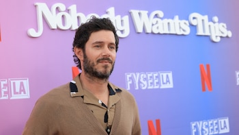 Adam Brody brilla en Netflix