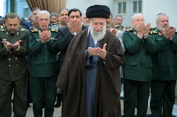 El ayatollah Alí Khamenei, centro,