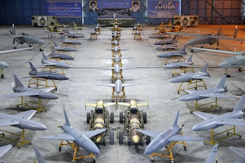 Drones iraníes son exhibidos durante