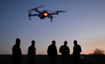 Soldados ucranianos manejando un dron.