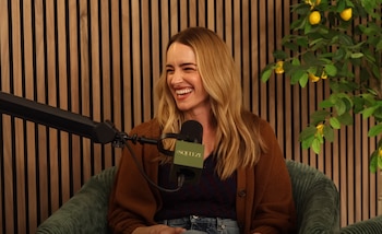Brianne Howey invita a los