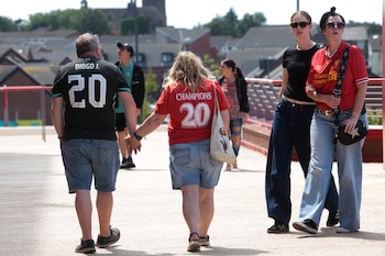Dos aficionados con la camiseta