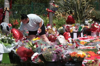 Un simpatizante deja su ofrenda