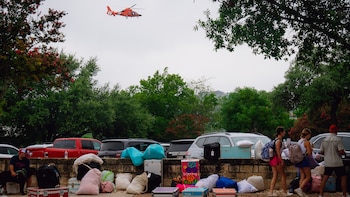Rescate aéreo en Camp Mystic