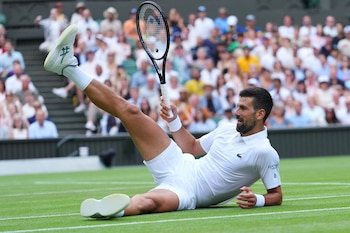 El serbio Novak Djokovic sentado