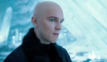 Hoult compartió detalles sobre el