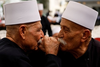 Hombres drusos se saludan durante